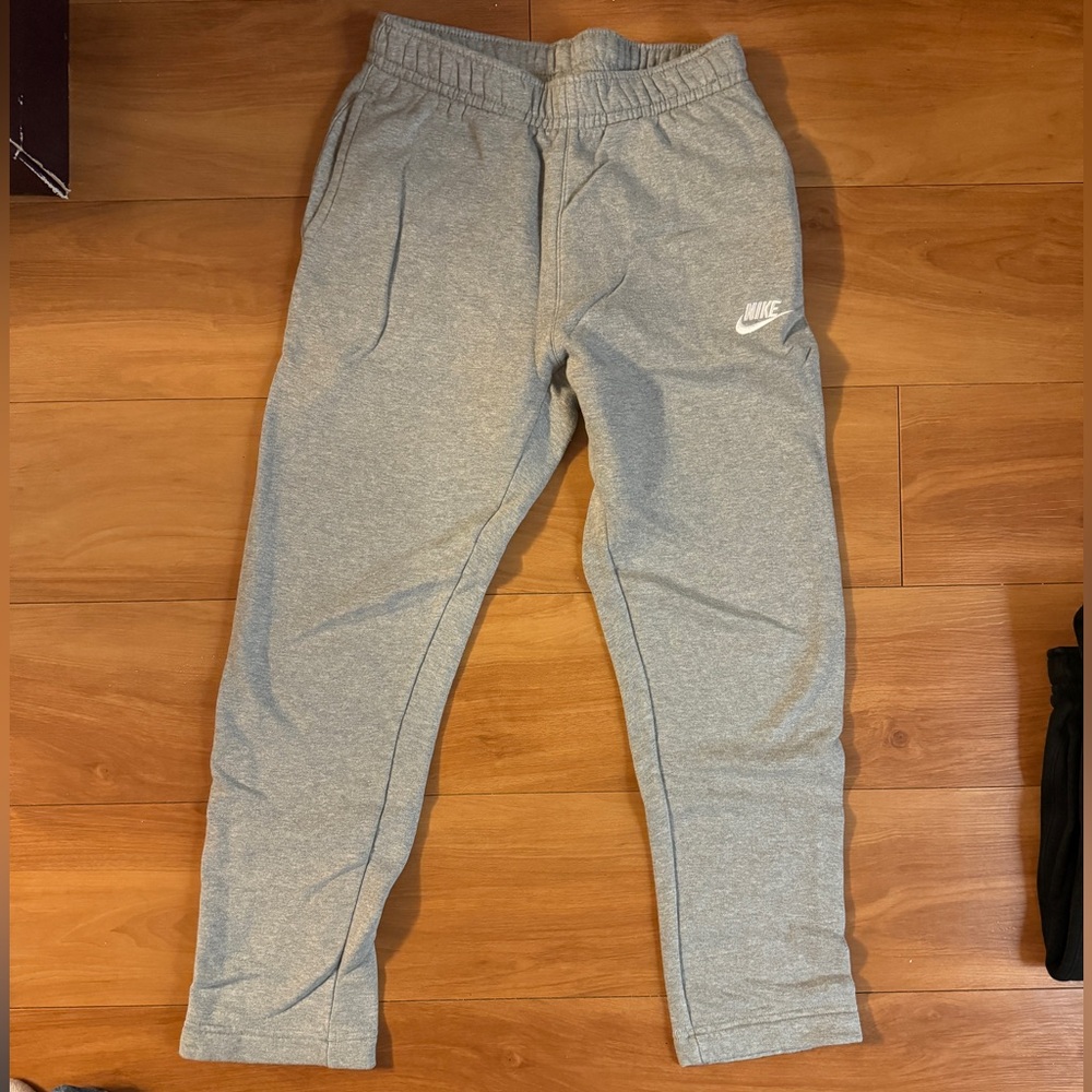 Men’s Nike Club Fleece Straight Leg Sweatpants in Gray